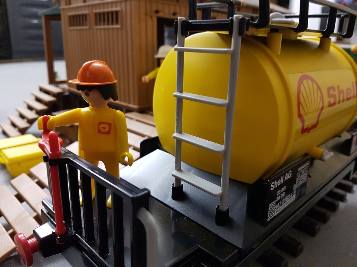 Shell AG Mitarbeiter auf der Bremser-Bühne des Playmobil Shell-Kesselwagen