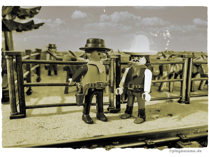 Longhorn-Rinder in den Stallungen vor der Western Station, zwei playmobil Cowboys