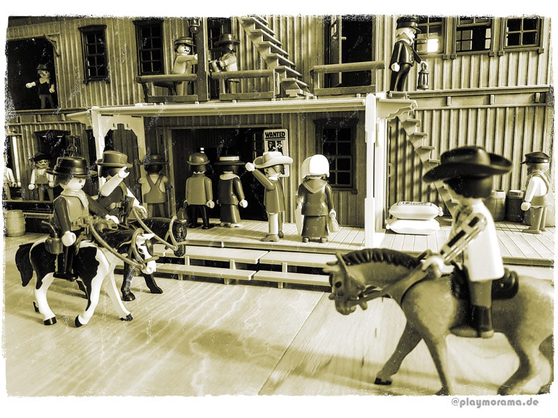 Playmobil Western Figuren vor der Western Station