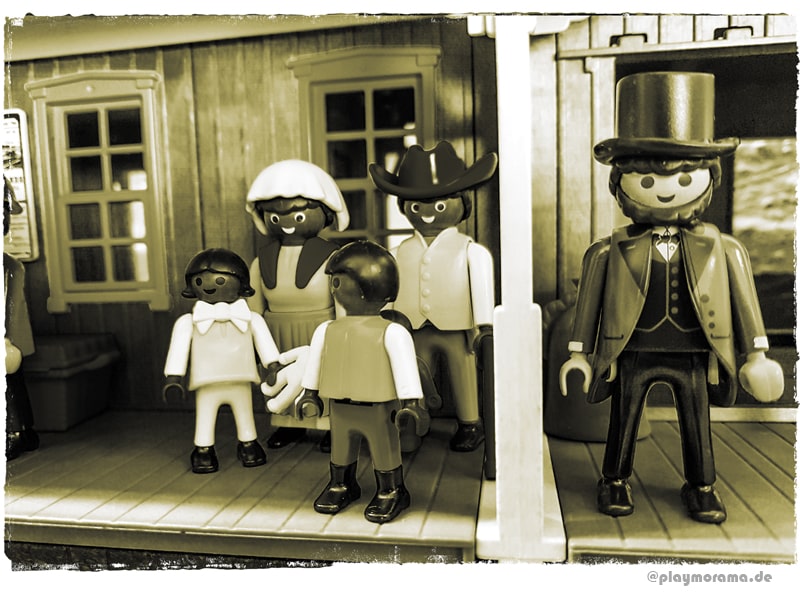 Farbige Familie wartet an der Westernstation Colorado Spings 3770