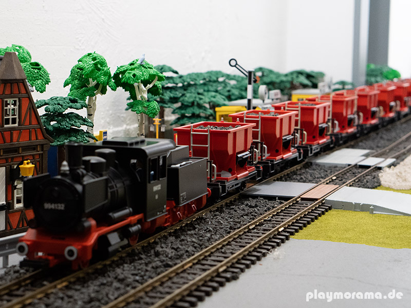 Langer Güterzug mit Schüttgutwaggons gezogen von der Playmobil Schlepptenderlok