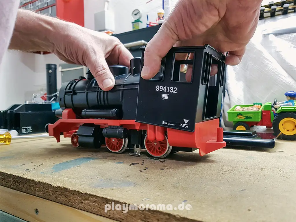 Die Playmobil-Dampflok wird repariert und gereinigt.