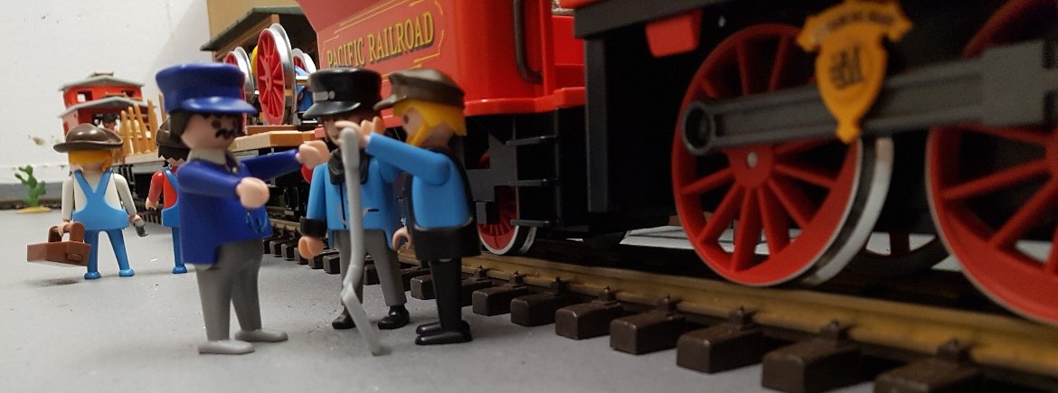 Playmobil Eisenbahn Sammlung - Lokführer, Heizer und Techniker stehen vor dem Westernzug