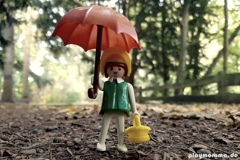 Die Western-Lady 3345-A mit Korb und Regenschirm ist eine der ersten weiblichen Playmobil Figuren
