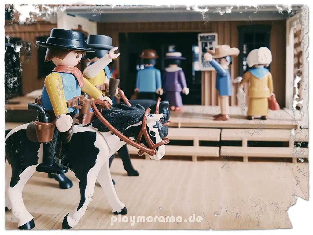 Playmobil Cowboys reiten an der Western Station vorbei.