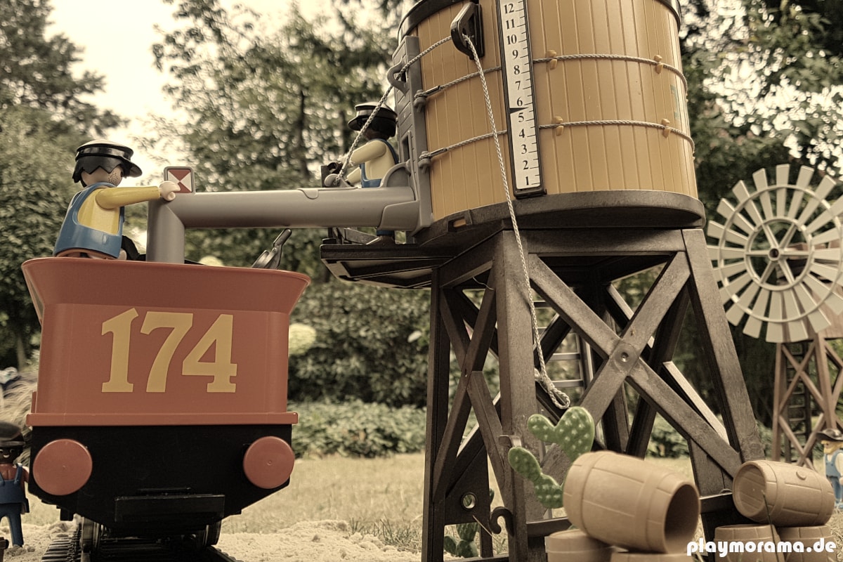 Westernlok tankt Wasser am Wasserturm Playmobil Western Lok Steaming Mary wird am Western Wasserturm betrankt.. Im Hintergrund ist das Western-Windrad zu sehen