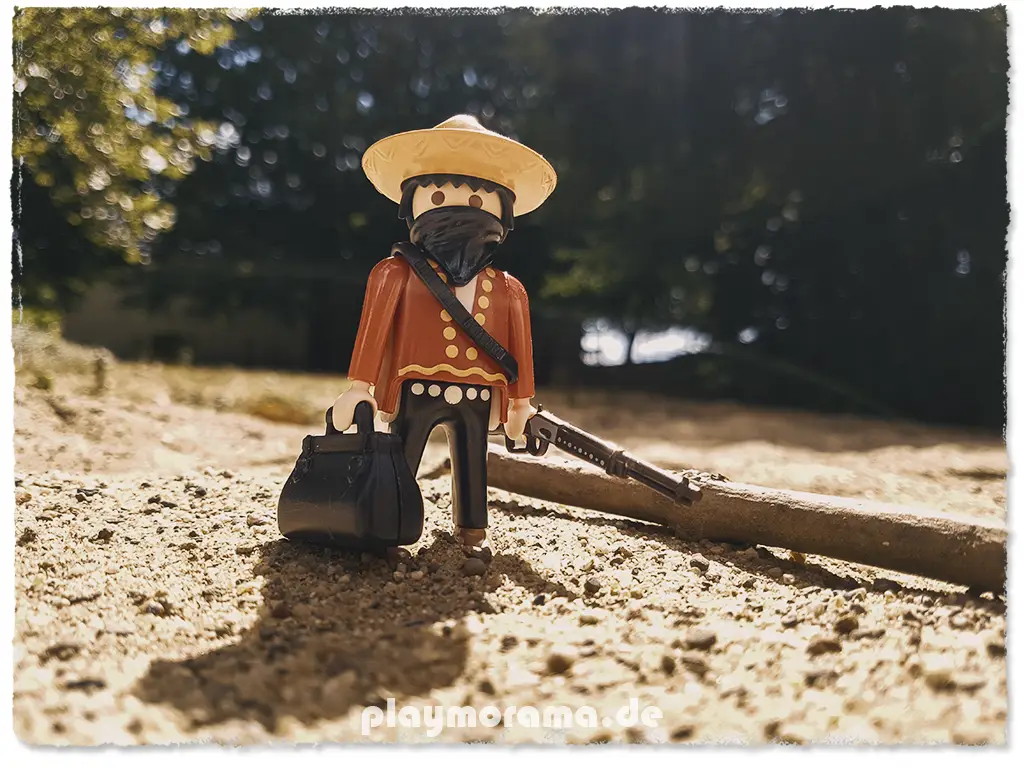 Mexikanischer Western-Bandit mit Halstuch und Geldtasche.