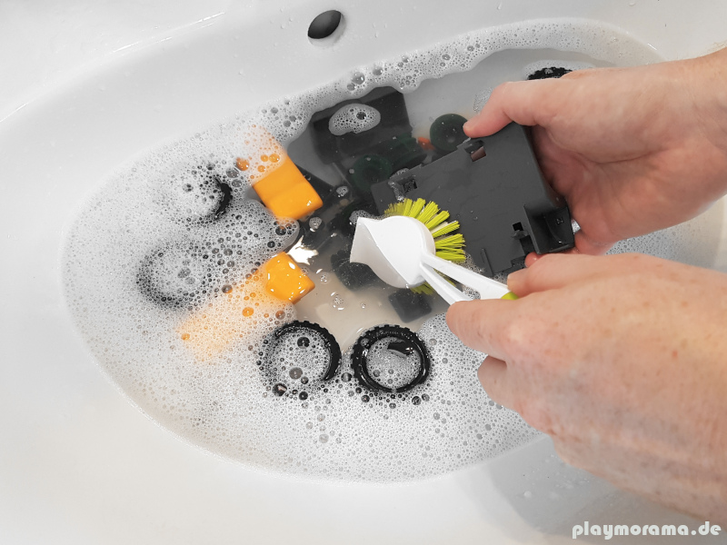 Größere Playmobil-Teile mit einer Spülbürste reinigen