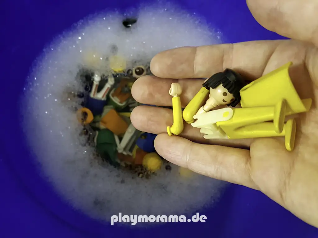 Altes Playmobil lässt sich in der Regel leicht reinigen. Hierfür legt man die Playmobil-Figuren einfach in einen Eimer mit heißem Wasser und etwas Spülmittel.