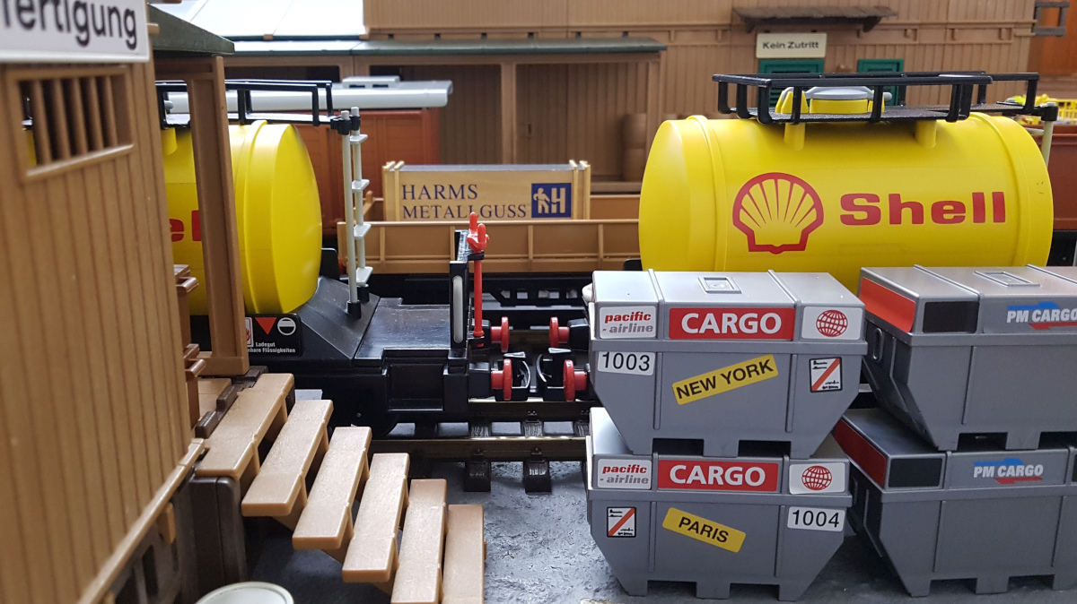 Playmobil-Shell-Tankwaggons am Güterbahnhof