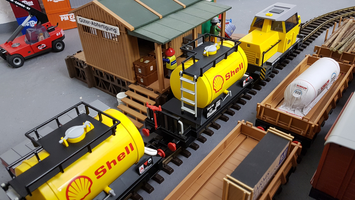 Playmobil Shell Kesselwagen mit gelber Rangierlok 5258 vor Güterabfertigung