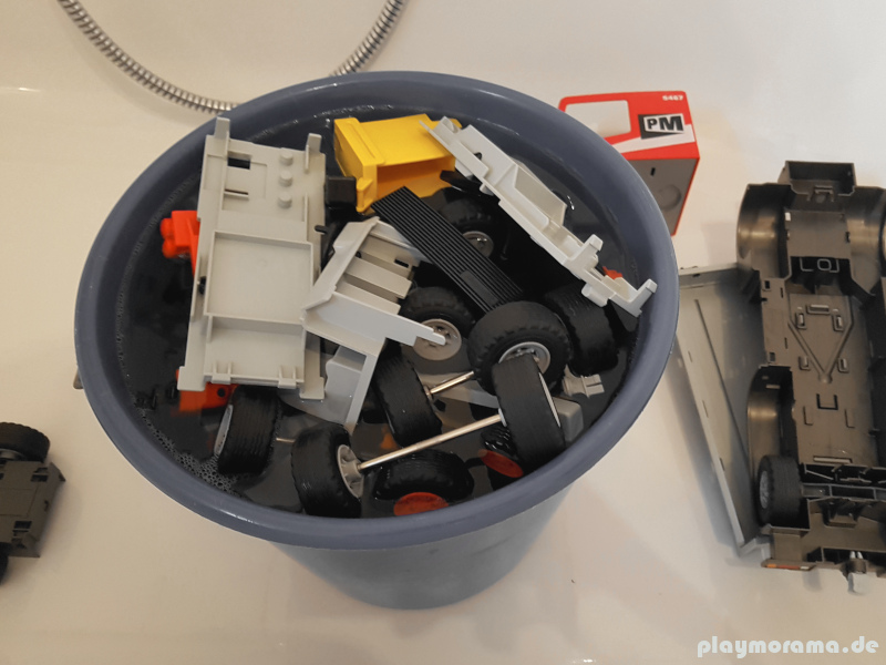 Stark verschmutze Playmobil Teile zuerst einweichen