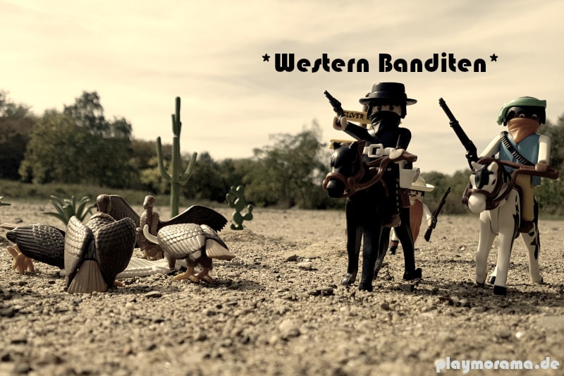 Playmobil Western Banditen 3748 flüchten vor dem Sheriff. Links fressen Gaier ein Rinderkadaver