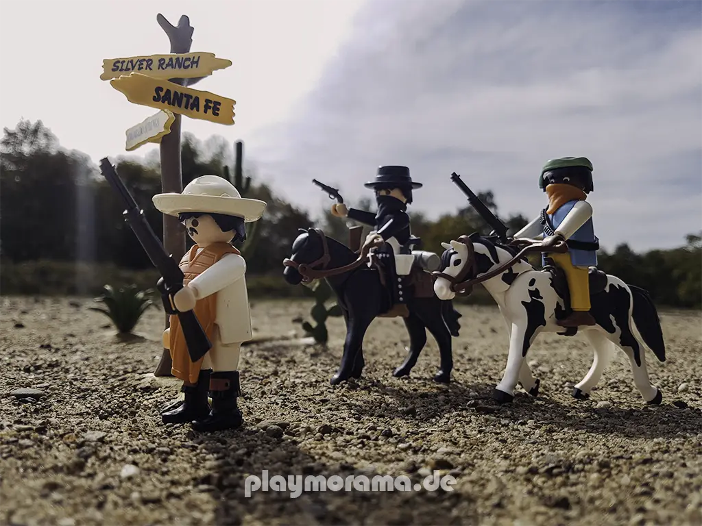 Playmobil Western-Banditen 4748 ziehen durch die Wüste.