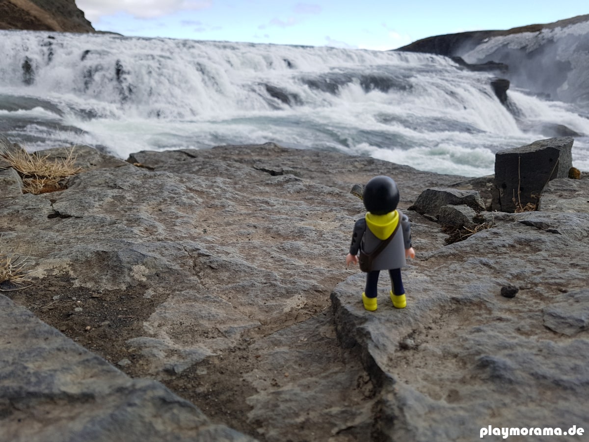 Playmobil Wohnmobil-Tourist vor der ersten Stufe vom Gullfoss Wasserfall