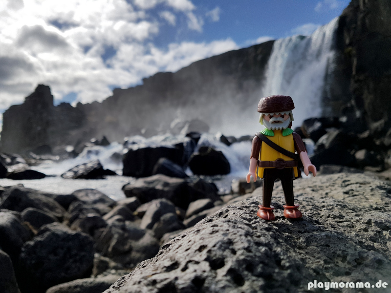 Playmobil Trapper vor dem Oxararfoss Wasserfall im Thingvellir Nationalpark. 
