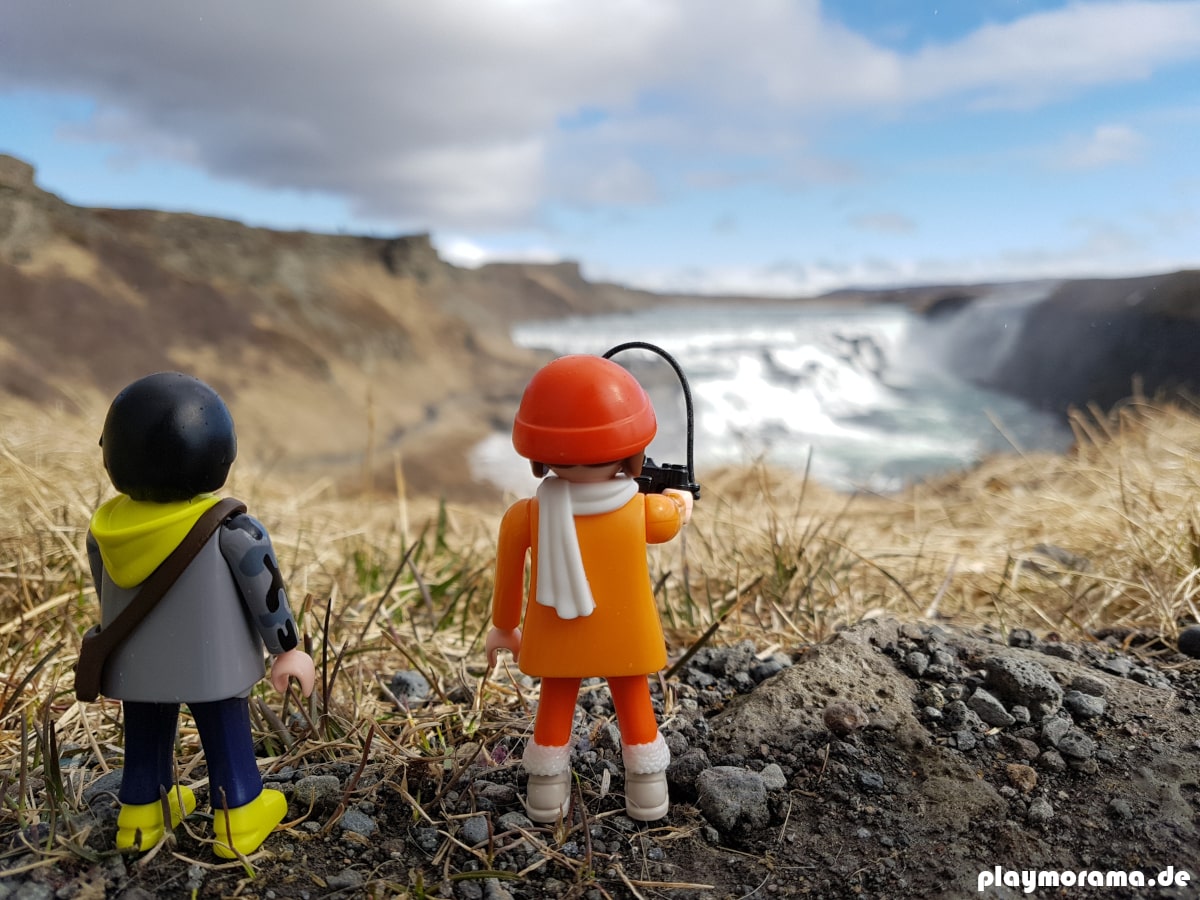 Playmobil Urlauber blicken auf den Gullfoss Wasserfall