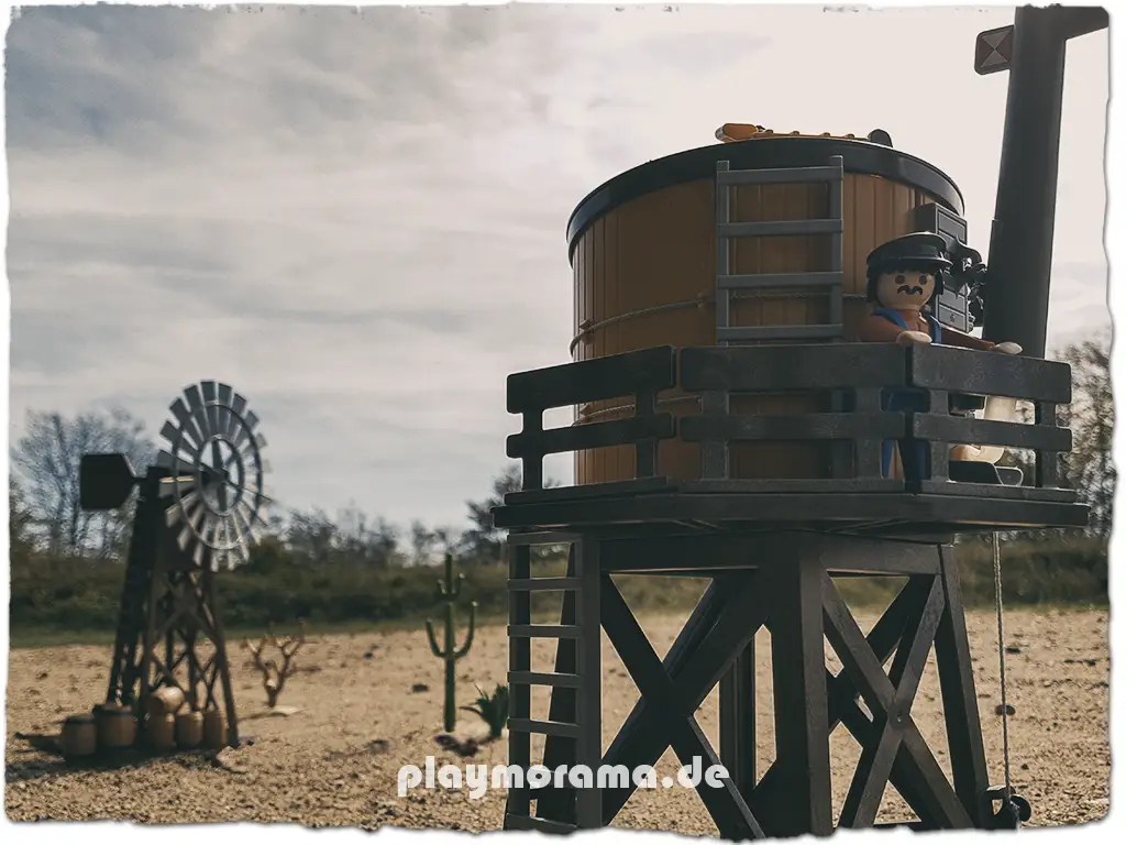 Playmobil Wasserturm 3766. Im Hintergrund ist das Windrad zu sehen.
