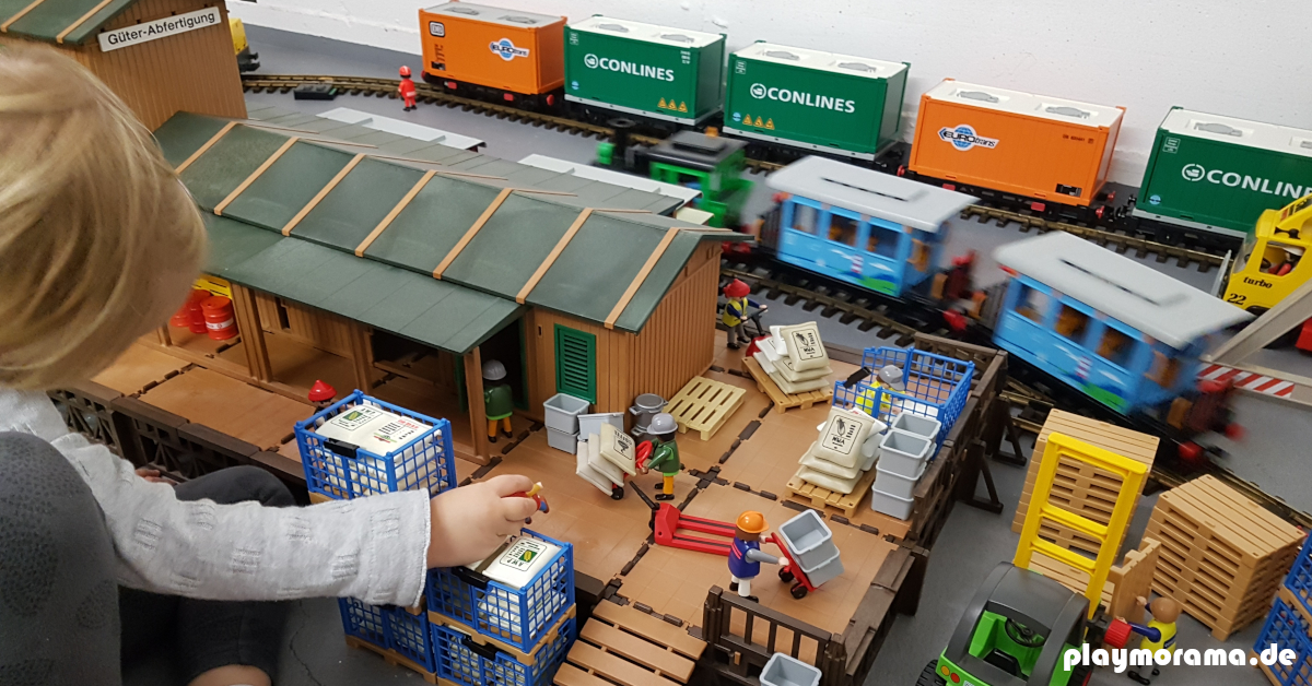 Endlich ein Gebäude, dass eine Größe hat, mit dem man vernünftig spielen kann ;-) Die Große Playmobil Güterabfertigung.