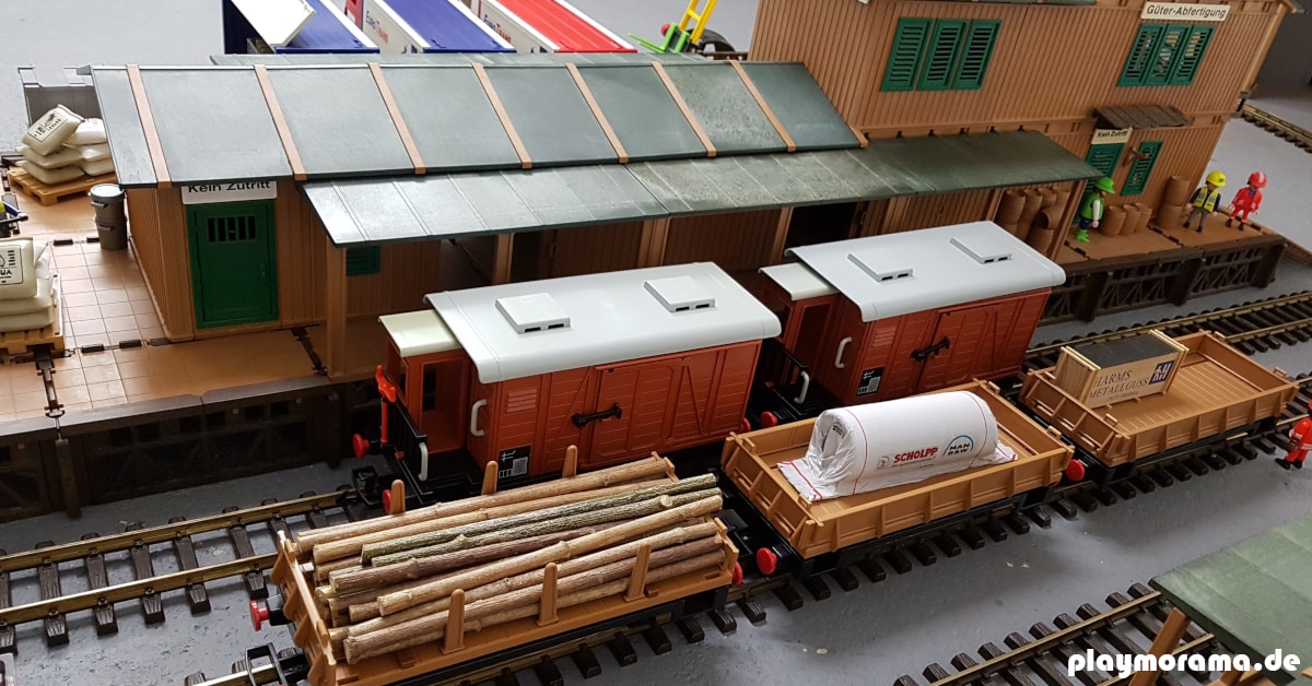 Playmobil Güterwaggons vor dem Güterbahnhof