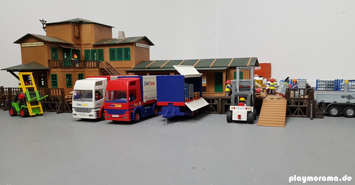 Lastwagen an der Rampe vor dem Güterbahnhof