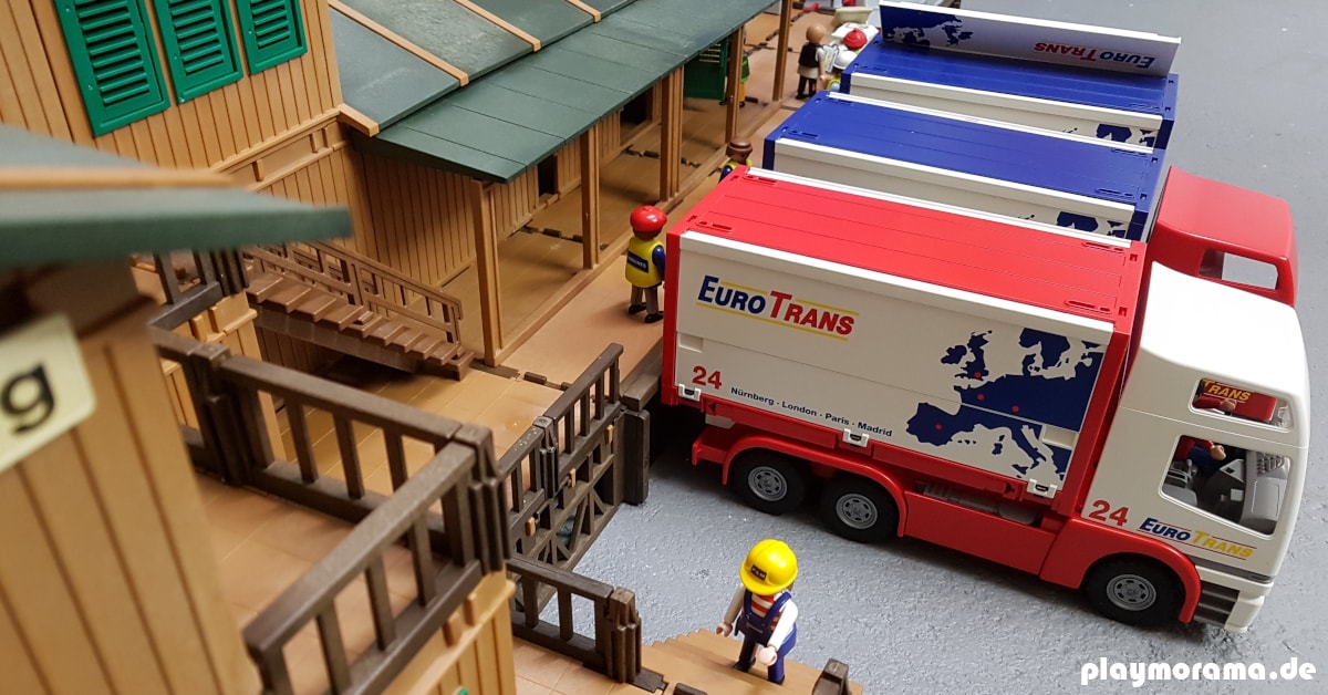 LKW Lastwagen vor dem Lagerhaus des Playmobil Güterbahnhofs
