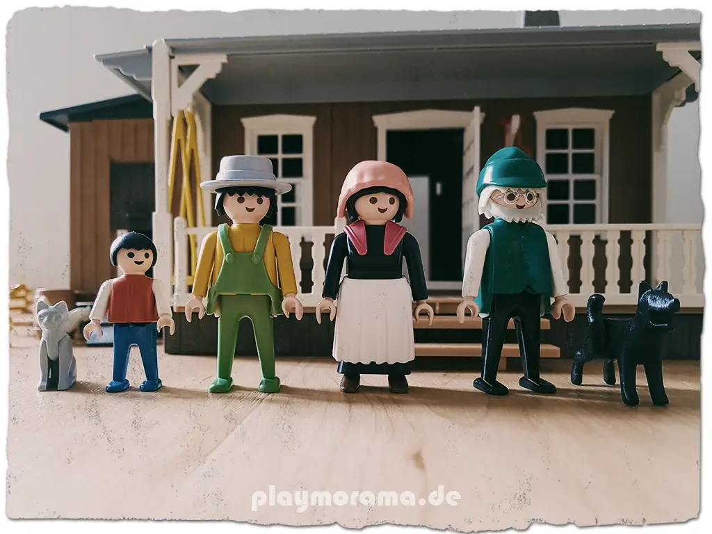 Die Figuren der Playmobil Western Farm 3769 stehen vor dem Haus. Sam, Walter, Mary und John.