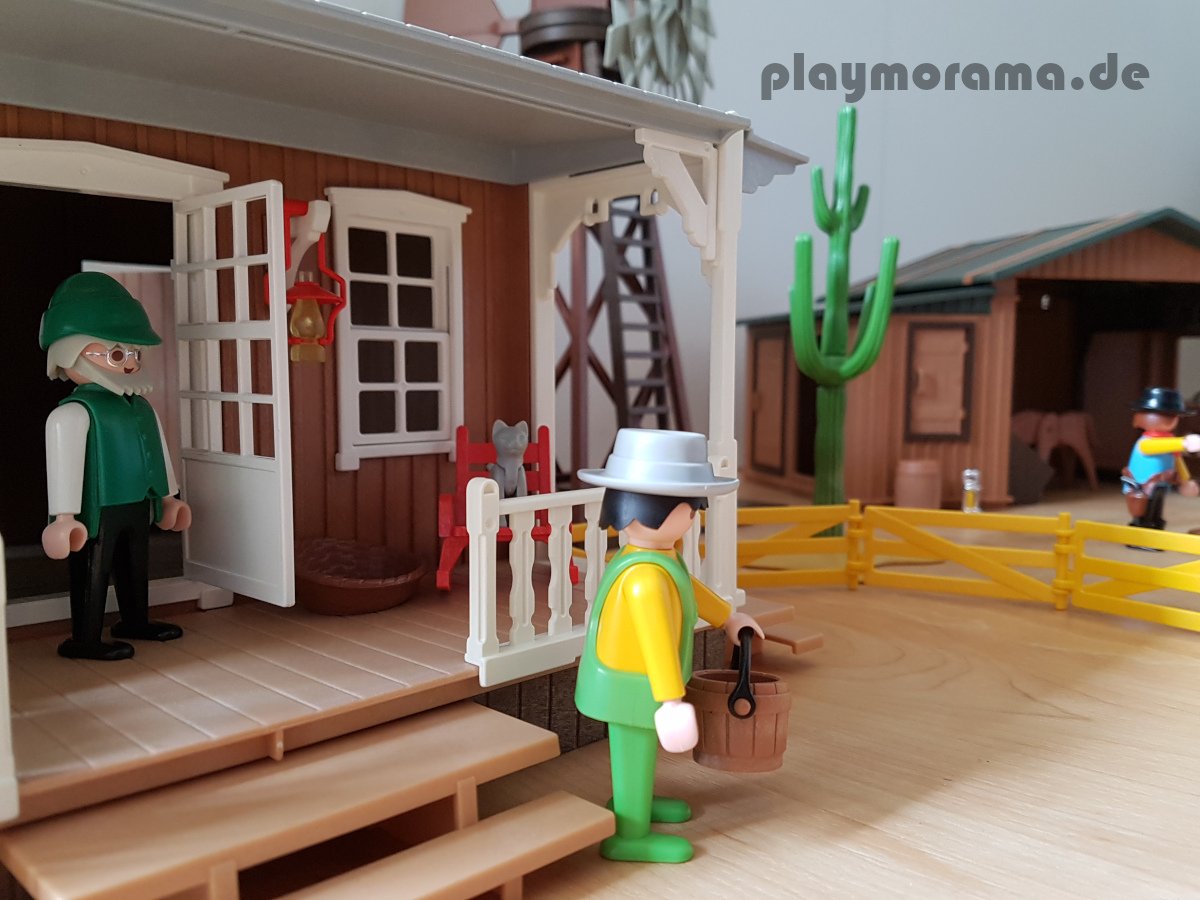 Das Windrad im Hintergrund treibt die Wasserpumpe auf der Silver Ranch an
