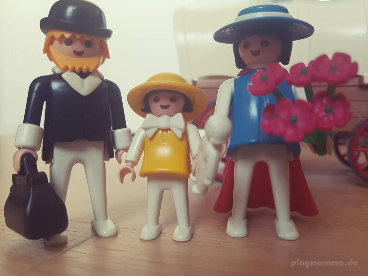 Alte Playmobil Western-Familie 3365-A vor einem Planwagen