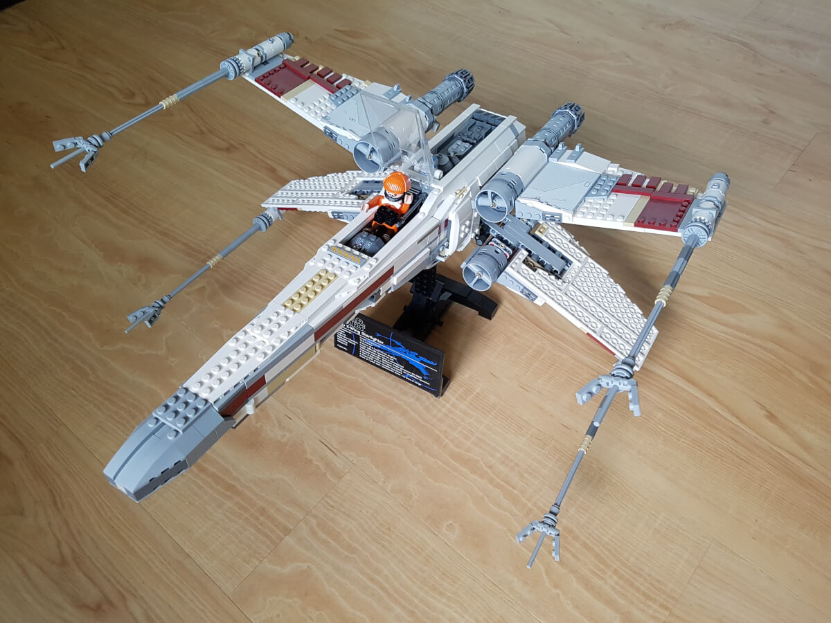 LEGO Star Wars 10240 - Red Five X-wing Starfighter - Eine Playmobil-Figur sitzt im Cockpit