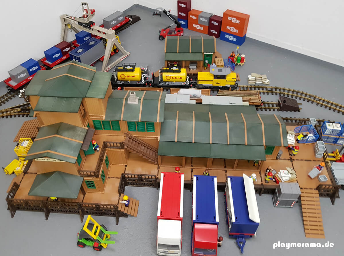 Das Diorama zeigt einen Eigenbau einer großen Güterabfertigung.