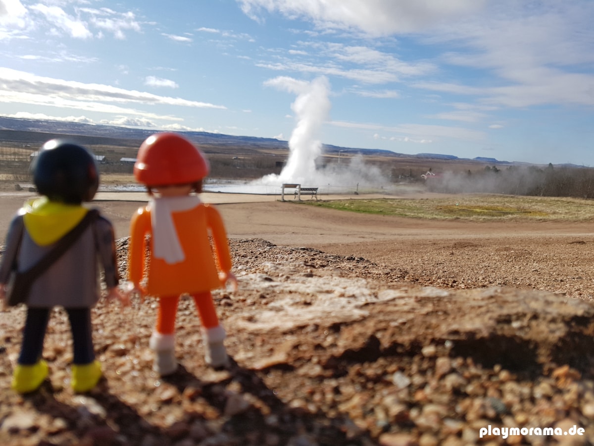Playmobil Figuren bestaunen den Ausbruch der Wasserfontäne vom Geysir Strokkur in Island