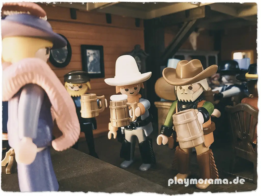 Die Sängerin Miss Molly Brown singt im Saloon, die Cowboys hören gespannt zu.