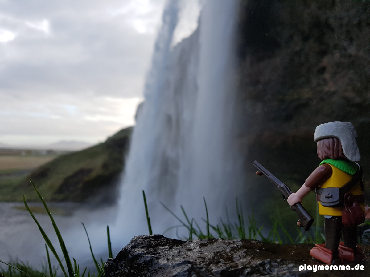 Bei der Jagd kommt der Playmobil Trapper an einem Wasserfall vorbei. Ein schönes Bild bei Sonnenaufgang. Das Bild ist auf Island vor dem Seljalandsfoss entstanden