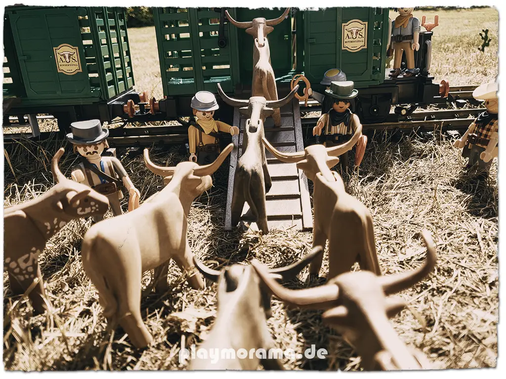 Die Playmobil Cowboys helfen bei der Viehverladung