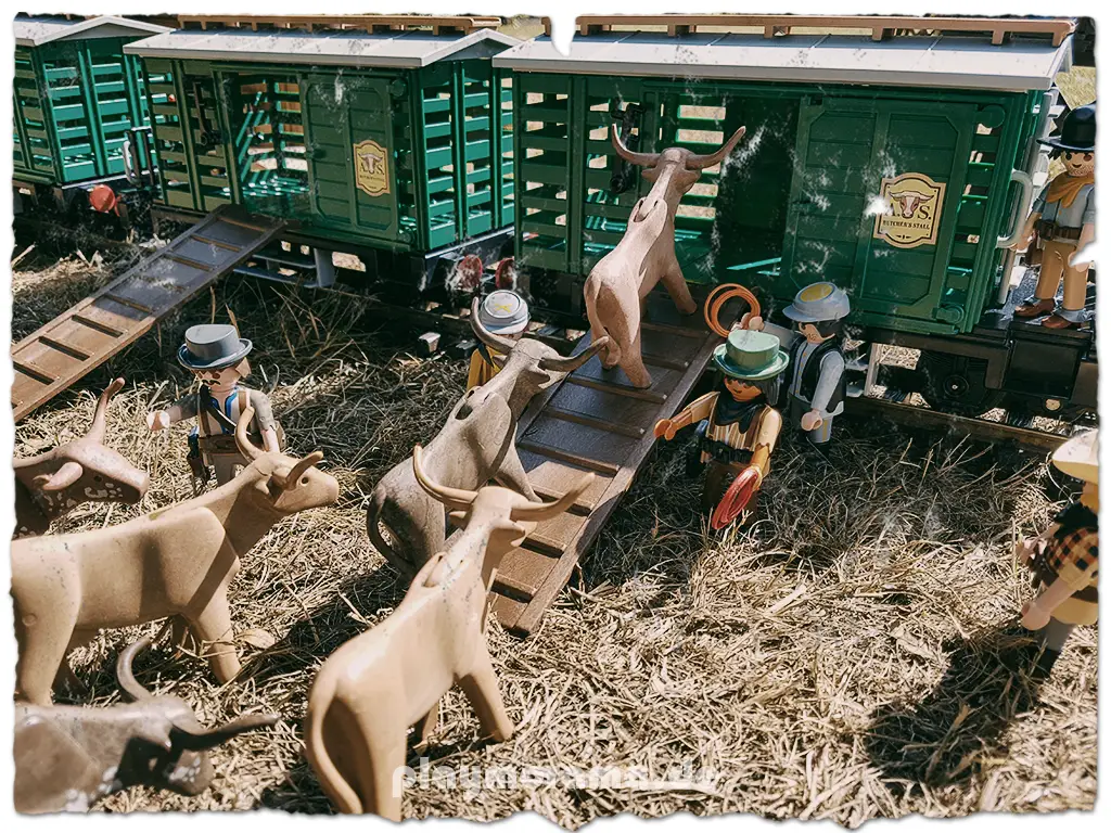 Playmobil Cowboys bei der Arbeit. Die Rinder werden in die Güterwaggons der Westernbahn getrieben