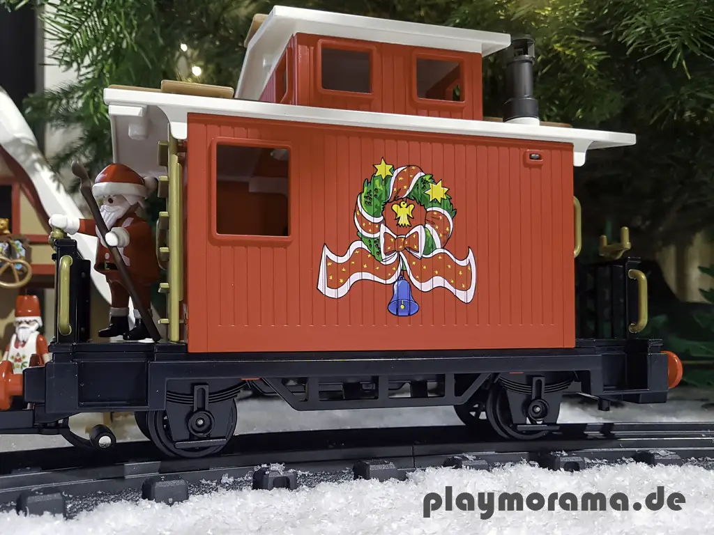 Begleitwagen im Playmobil Weihnachtszug 4035 mit weißem Dach.