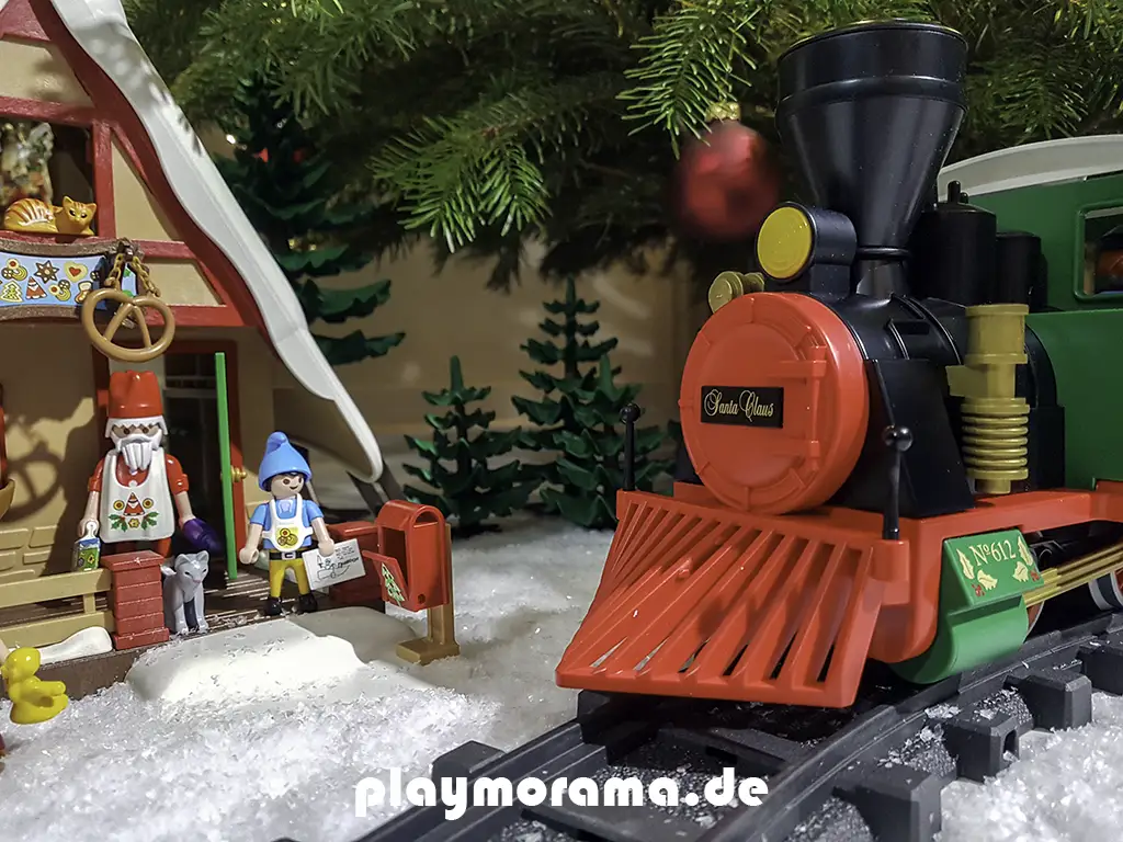 Die Dampflok des Weihnachtsmanns mit Kuhfänger vor der Weihnachtsbäckerei.