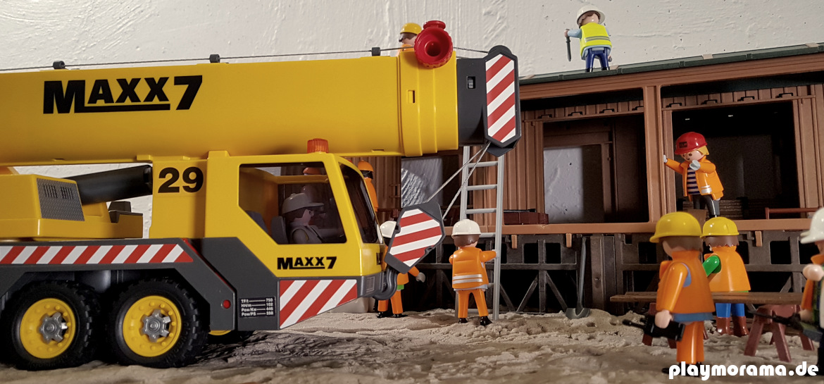 Der Playmobil Schwerlastkran steht vor der fertigen Güterabfertigung.
