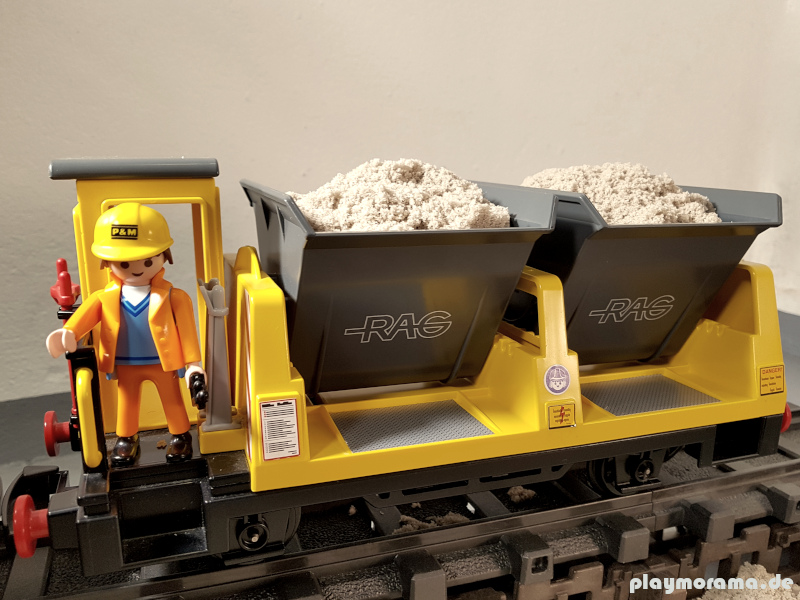 Der Sand wird mit Kipploren der Playmobil-Eisenbahn angeliefert.