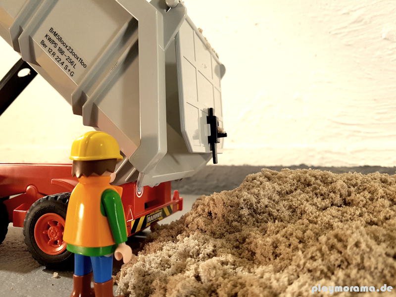der Playmobil Sandkipper liefert den Sand für den Untergrund