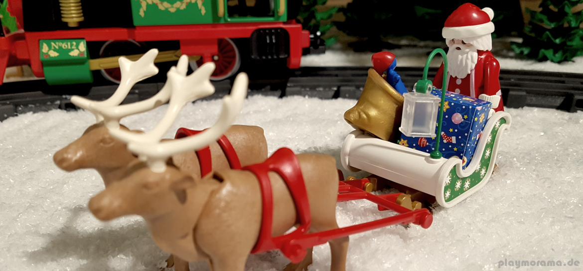 Der Playmobil Weihnachtsmann fährt mit dem Schlitten durch den Schnee