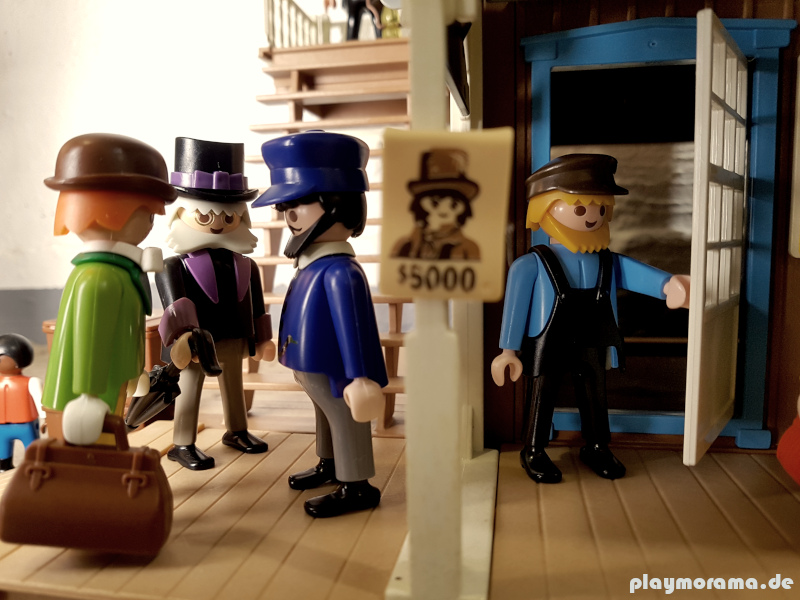 Professor Mobilux und Patrick F. Patrick an der Western Station Colorado Springs. Sie werden vom Zugbegleiter darüber informiert, das die Westernbahn zwei Tage Aufenthalt in Colorado Springs hat.