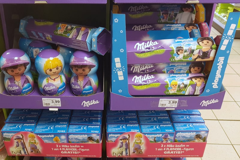 Display Milka-Playmobil Aktion. Zur Osterzeit 2019 gibt es diverse Playmobil-Promotion Produkte von Milka