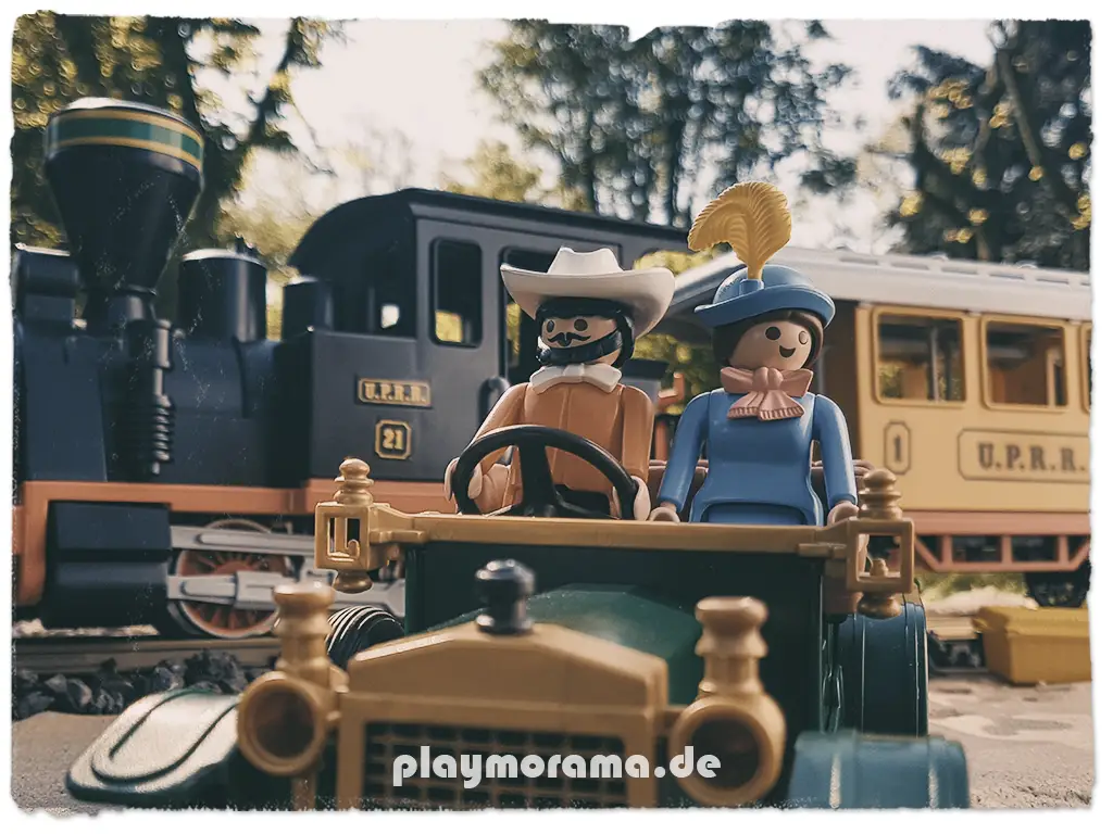 Oldtimer mit Figuren vor dem Playmobil Westernzug 3958