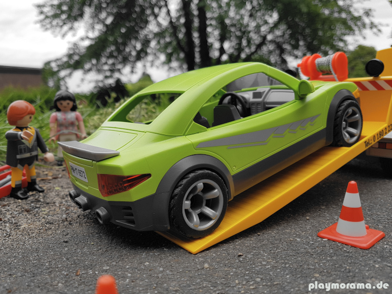 Playmobil Sportwagen auf Verschiebeplateau des ADAC Abschleppwagen gezogen
