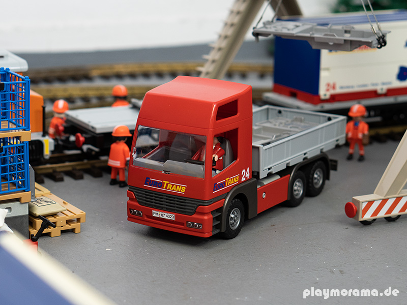 Roter Playmobil Cargo LKW wird mit dem Ladekran beladen