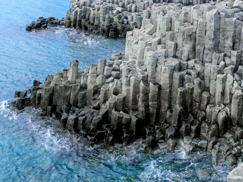 Basaltsäulen an der Küste des Skagafjördur bei Hofsos in Island