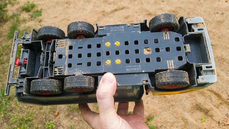 Der große Playmobil Muldenkipper 3265 lässt sich nur noch mit starren Rädern durch den Sand ziehen, da die Achsen durch die Sandkörner blockiert werden.
