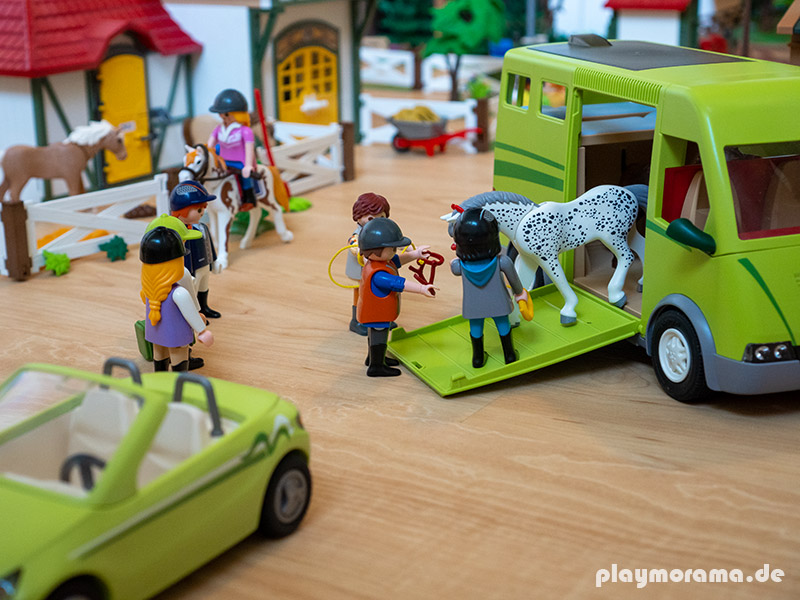 Der Playmobil Pferdetransporter 6928 ist ein wichtiges Transportmittel auf dem Pferdehof.